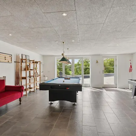 5 Bedroom Amazing In Feriehus Løgstrup