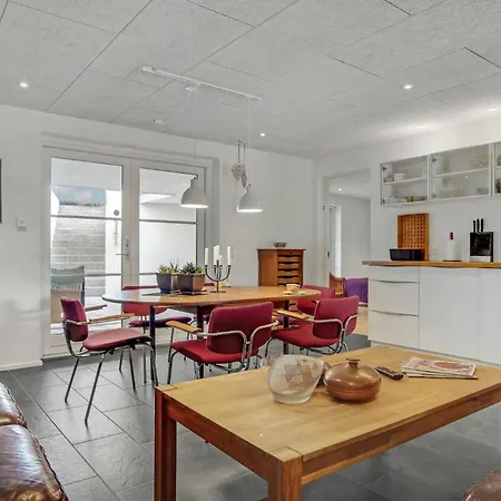 5 Bedroom Amazing In Feriehus Løgstrup